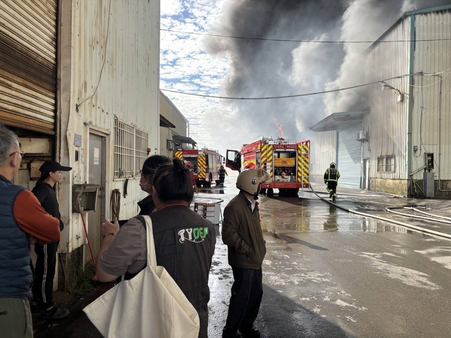 桃園蘆竹地下工廠大火釋放大量黑煙 環保局啟動空污緊急應變、非法工廠最高併罰 2,000 萬元 (3).jpg